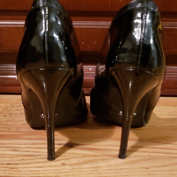 Black Vera Wang Pumps - Picture 5 of 6